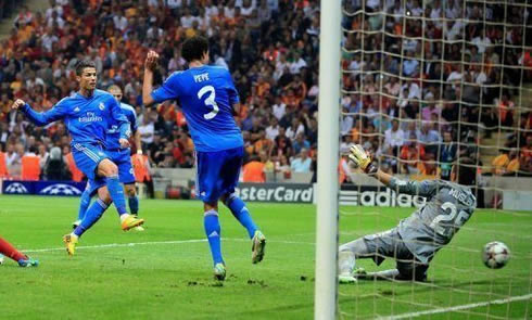 Cristiano Ronaldo beats Fernando Muslera with a right-foot strike, in Galatasaray 1-6 Real Madrid, in Champions League 2013-2014