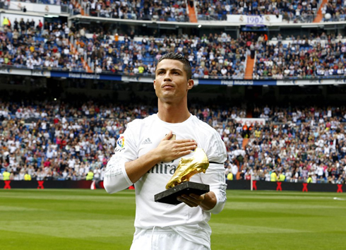 Cristiano Ronaldo showing his Golden Shoe to the Santiago Bernabéu