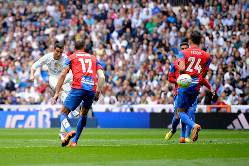 Cristiano Ronaldo scores from outside the box in Real Madrid vs Levante in 2015