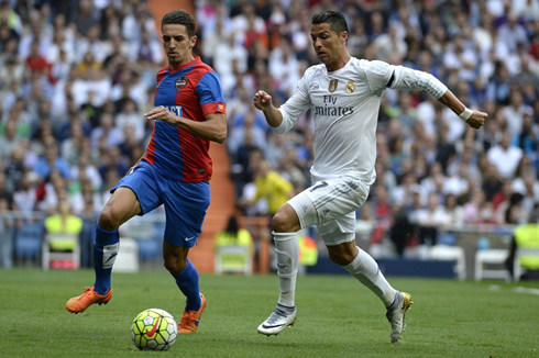 Cristiano Ronaldo trying to outrun a defender in Real Madrid vs Levante