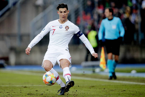 Cristiano Ronaldo using his left foot to pass the ball