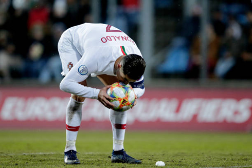 Cristiano Ronaldo kissing the ball hoping to get luck