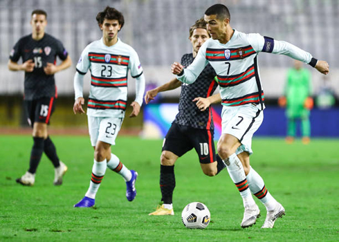 Cristiano Ronaldo moving the ball forward in Croatia vs Portugal