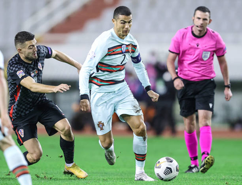 Cristiano Ronaldo leaving Kovacic behind during Croacia vs Portugal