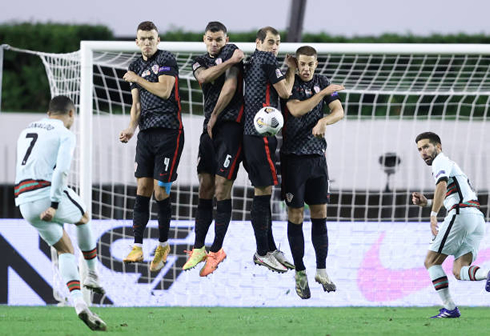 Cristiano Ronalo takes a free-kick against a 4-men wall