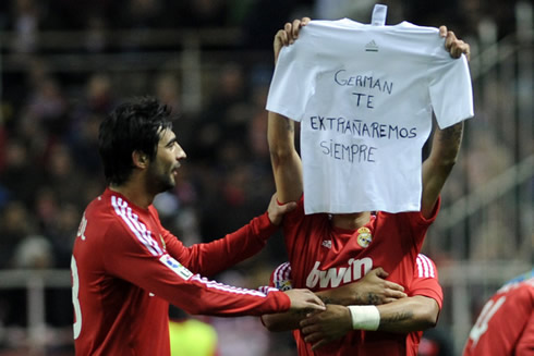 Angel Di María holding a t-shirt to dedicate his goal to a family member who passed away earlier this week