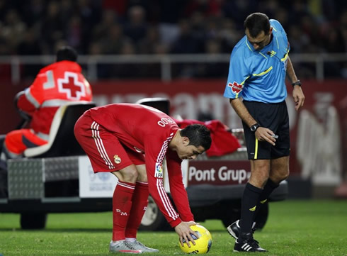 Cristiano Ronaldo positioning the ball properly, before taking a free-kick in Sevilla vs Real Madrid