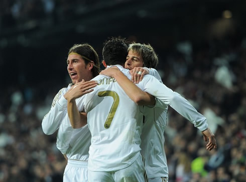 Sergio Ramos and Fábio Coentrão hug Cristiano Ronaldo and congratulate him for having scored against Barcelona