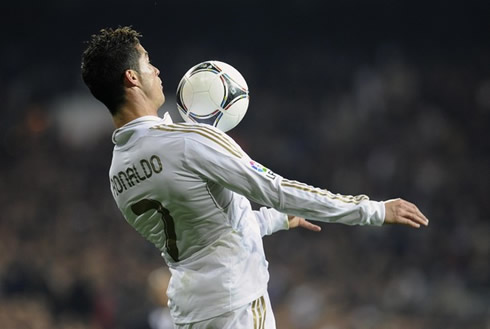 Cristiano Ronaldo controls the ball on his chest in Real Madrid vs Barcelona, in 2012