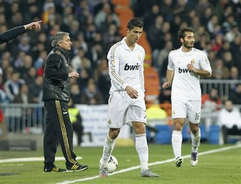 Cristiano Ronaldo and Altintop playing against Barcelona, while José Mourinho gives instructions to someone else