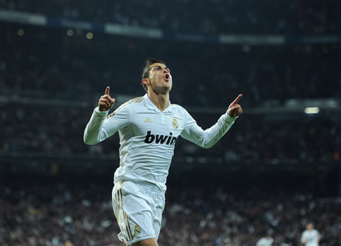 Cristiano Ronaldo returns being the idol at the Santiago Bernabéu, after scoring Real Madrid goal against Barcelona in the Copa del Rey 2011-2012