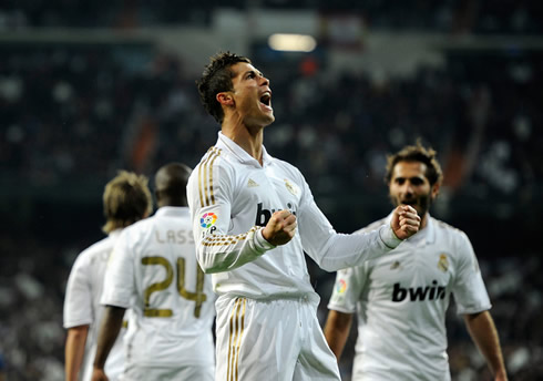 Cristiano closes his fists and smiles at the Santiago Bernabéu, after scoring a goal against Barça, with Altintop, Diarra and Coentrão behind him