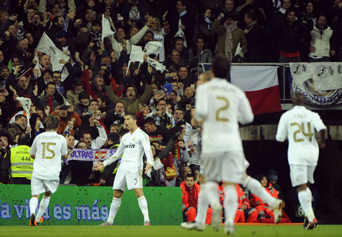Cristiano Ronaldo, Coentrão, Ricardo Carvalho and Diarra joy, as Real Madrid takes the lead against Barcelona