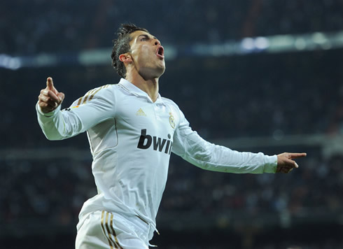 Cristiano Ronaldo reconciliates with the Bernabéu after scoring the 1st goal in Real Madrid vs Barcelona