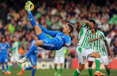Cristiano Ronaldo bicycle kick and overhead kick in Betis vs Real Madrid, in 2014