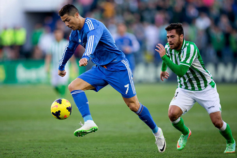 Cristiano Ronaldo controlling the ball in Betis vs Real Madrid