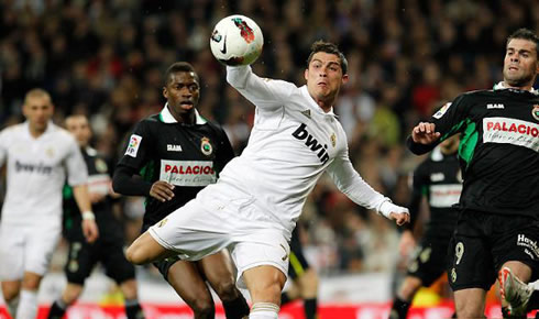 Cristiano Ronaldo preparation to shoot the ball at his first touch, in a Real Madrid game in 2012