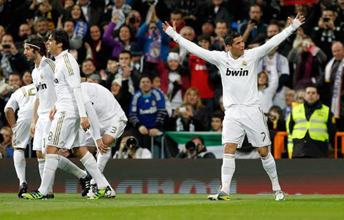 Cristiano Ronaldo drives the Santiago Bernabéu crazy and celebrates with the crowd, in Real Madrid 2012