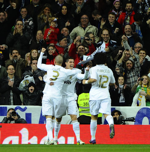 Cristiano Ronaldo with Pepe and Marcelo, pointing to Kaká, who assisted him in this Real Madrid goal