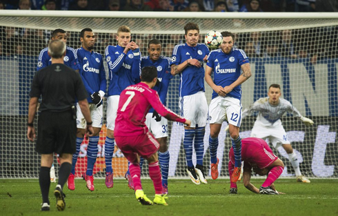 Cristiano Ronaldo taking a free-kick in Schalke 0-2 Real Madrid