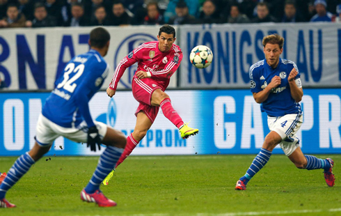 Cristiano Ronaldo powerful right-foot shot, in Schalke vs Real Madrid