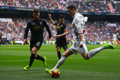Cristiano Ronaldo crossing with his left foot in Real Madrid v Espanyol in 2017