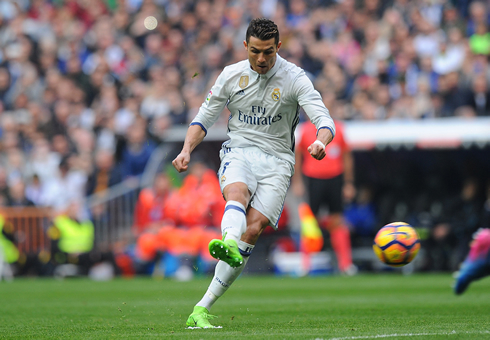 Cristiano Ronaldo taking a free-kick in Real Madrid 2-0 Espanyol for La Liga 2017