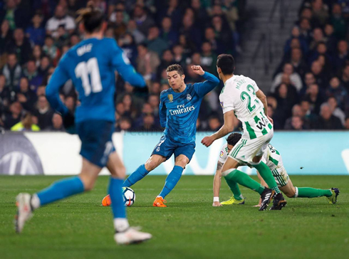 Cristiano Ronaldo striking and scoring with his right foot in Betis vs Real Madrid