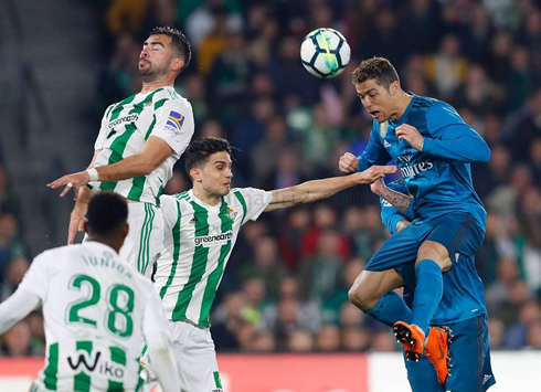 Cristiano Ronaldo jumping and heading the ball in Betis 3-5 Real Madrid