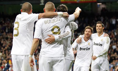 Pepe, Benzema and Ozil waiting for Xabi Alonso and Cristiano Ronaldo in Real Madrid celebrations in 2012
