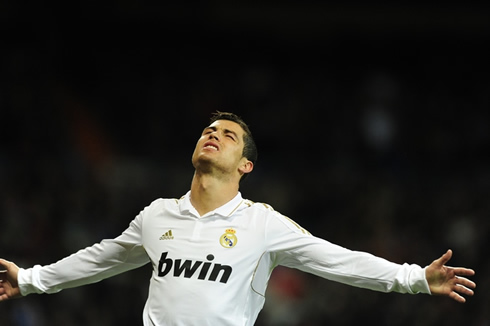 Cristiano Ronaldo closing his eyes and opening his arms, frustrated with a wasted chance
