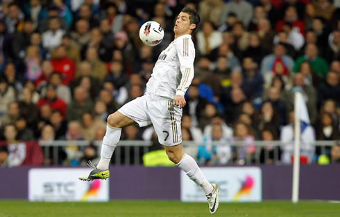 Cristiano Ronaldo chest control in movement, in La Liga 2012