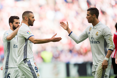 Cristiano Ronaldo congratulates Benzema on his goal against Athletic Bilbao