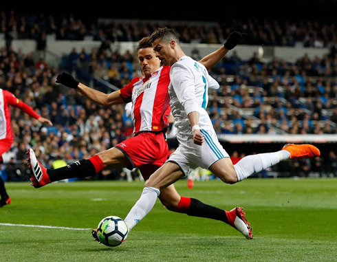 Cristiano Ronaldo finishing a play with his left foot in Real Madrid 6-3 Girona