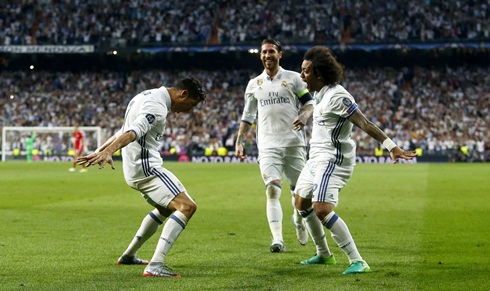 Cristiano Ronaldo celebrates his 3 goals vs Bayern Munich at the Bernabéu with Marcelo and Sergio Ramos