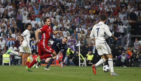 Cristiano Ronaldo puts Real Madrid on the lead against Bayern Munchen after an assist from Marcelo