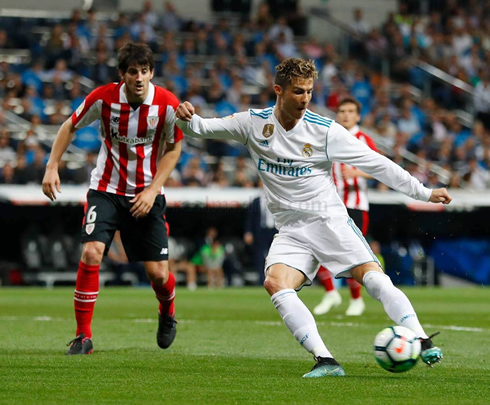 Cristiano Ronaldo tries to score with his left foot against Athletic Bilbao