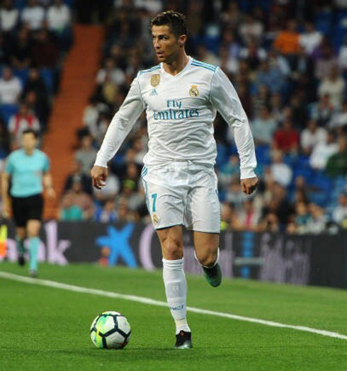 Cristiano Ronaldo moving the ball forward with his eyes set in the goal