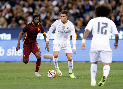 Cristiano Ronaldo running away from Gervinho, in Real Madrid 0-0 AS Roma