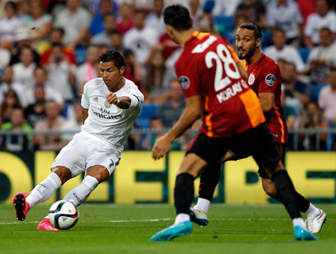 Cristiano Ronaldo long range shot, in Real Madrid 2-1 Galatasaray
