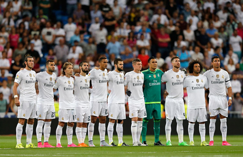 Real Madrid starting eleven lined up next to each other, respecting one minute of silence