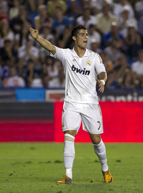 Cristiano Ronaldo calling for someone's attention, in the match against Levante in La Liga