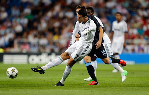 Cristiano Ronaldo unusual body stance during one of his shots in Real Madrid 3-2 Manchester City, at the UEFA Champions League 2012-2013
