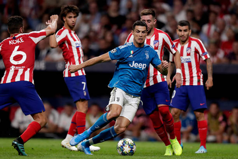 Cristiano Ronaldo surrounded by Atletico de Madrid players