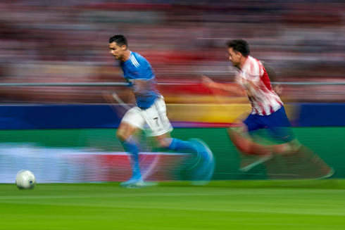 Cristiano Ronaldo sprinting next to an Atletico de Madrid opponent