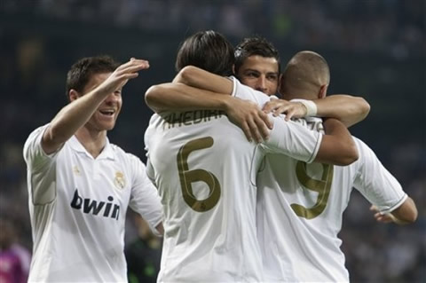 Cristiano Ronaldo hugging Khedira and Benzema, with Xabi Alonso about to join the celebrations