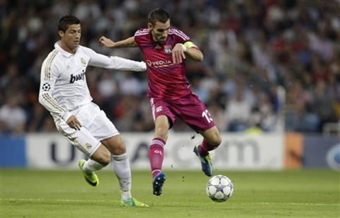 Cristiano Ronaldo attempting to tackle Reveillere, from Lyon
