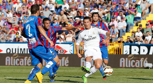 Cristiano Ronaldo scoring his double in Levante 0-5 Real Madrid