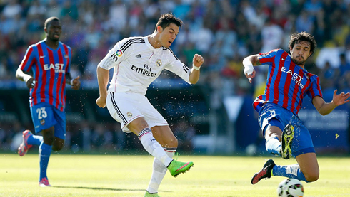 Cristiano Ronaldo right-foot strike in Levante 0-5 Real Madrid, for La Liga 2014-2015