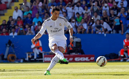 Cristiano Ronaldo scoring from the penalty-kick spot